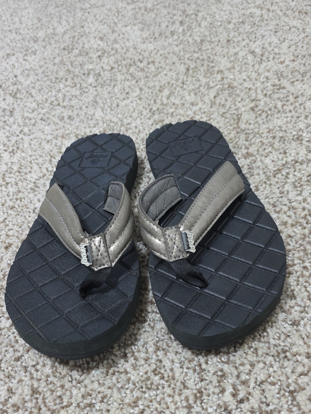 Reef Womens Metallic Taupe and Black Thong Sandals Size 8